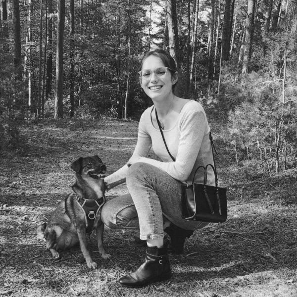 Porträt Laura Niederle mit Hund