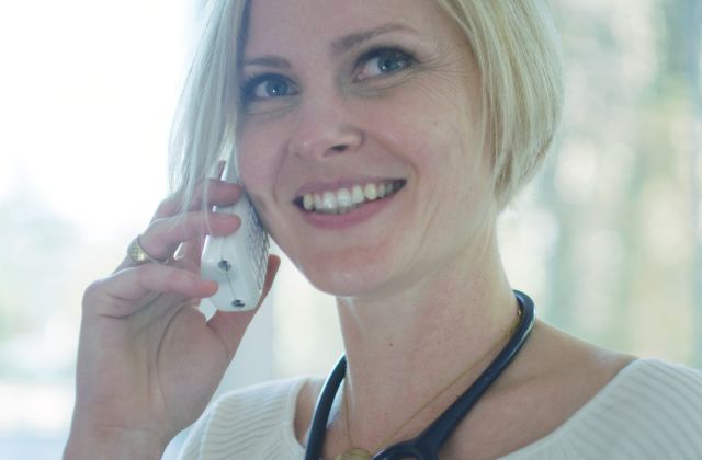 Tierärztin Janka Dietz am Telefon