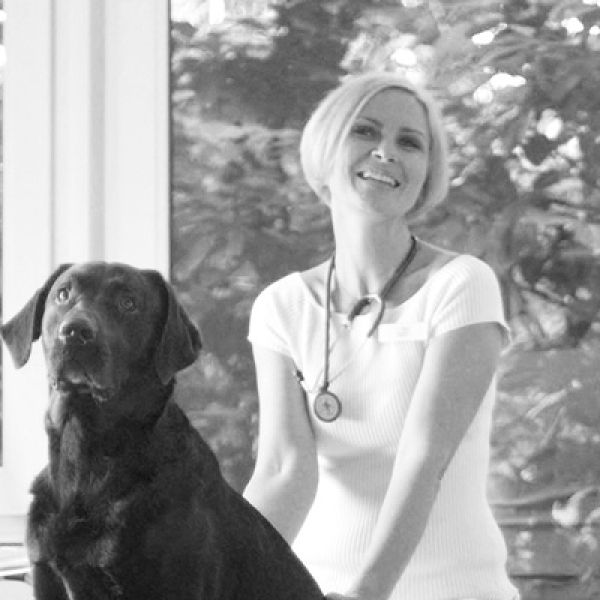 Porträt Janka Dietz mit Hund