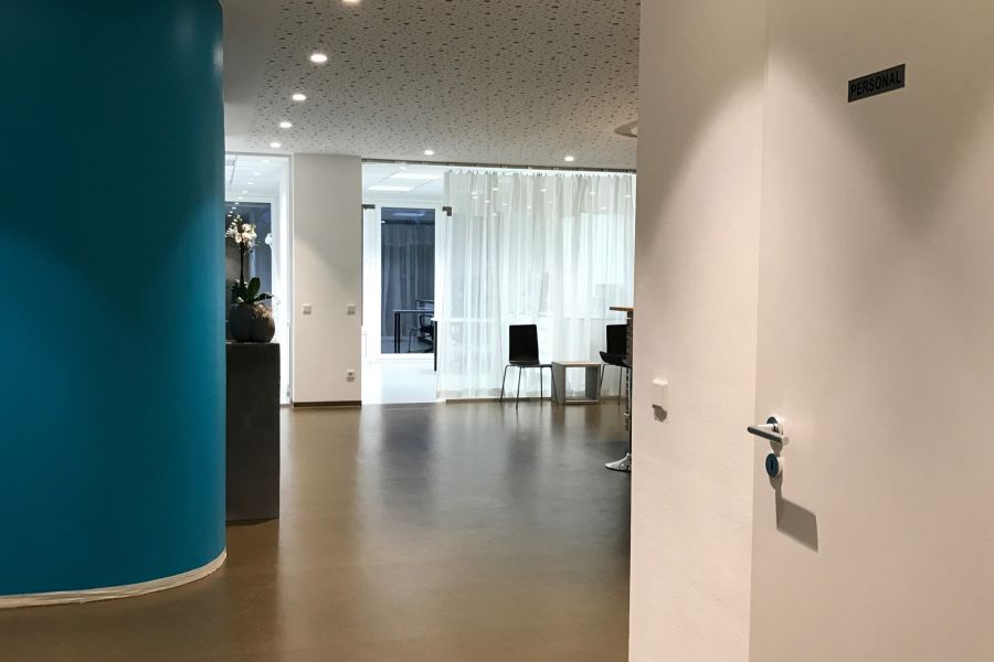 Heller Flur der Praxis mit Blick in den Wartebereich