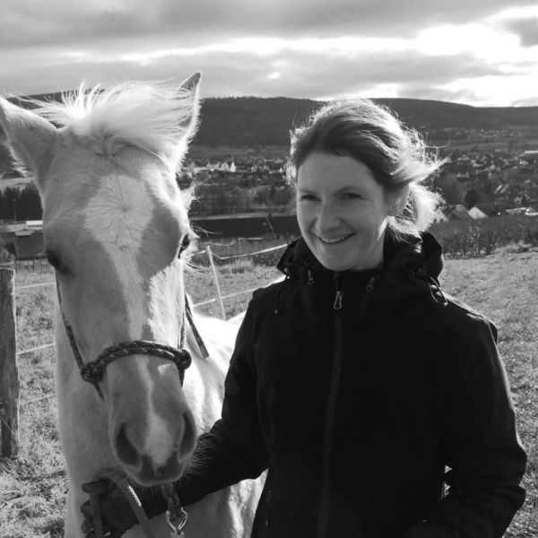Porträt Franziska Altmann mit Pferd